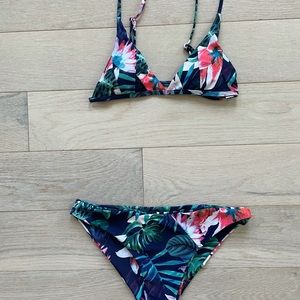 Cupshe bikini. Navy floral